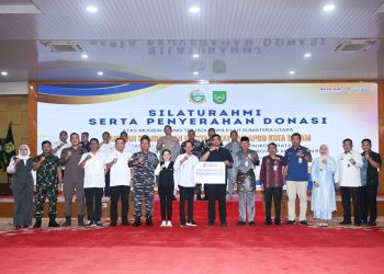 metrodeli/istimewa BANTUAN KEMANUSIAAN : Gubsu M Bobby Nasution didamping Pj Sekretaris Daerah Provinsi Sumut Sulaiman Harahap, serta para OPD Pemprov Sumut, secara simbolis menerima bantuan bencana dari Walikota Batam Amsakar Achmad dan Wakil Walikota Batam Li Claudia Chandra beserta rombongan di Aula Tengku Rizal Nurdin, Rumah Dinas Gubernur Sumut Jalan Sudirman 41 Medan, Kamis 8 Januari 2026.