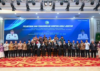 metrodeli/istimewa LANTIK : Gubernur Sumut M Bobby Afif Nasution melantik empat pejabat tinggi pratama di Lingkungan Pemprov Sumut di Aula Raja Inal Siregar, lantai 2 Kantor Gubernur Sumut, Jalan Diponegoro No. 30, Medan, Jumat 2 Januari 2026. Turut hadir pada kegiatan tersebut, Wakil Gubernur Sumut Surya, Pj Sekdaprov Sumut Sulaiman Harahap dan Kepala Organisasi Perangkat Daerah (OPD) di Lingkungan Pemprov Sumut.