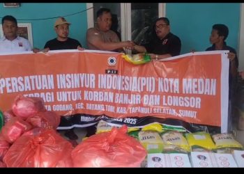 metrodeli/istimewa BANTUAN: Ketua Persatuan Insinyur Indonesia(PII) Kota Medan Ir.Malik Assalih Harahap,ST,M.M.IPM ,ASEAN Eng bersama pengurus menyerahkan bantuan logistik ke Posko Pengungsian Bencana Alam ,Aek Ngadol, Sitinjau Kecamatan Batangtoru, belum lama ini.