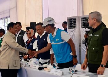 metrodeli/istimewa SAPA: Presiden Republik Indonesia Prabowo Subianto (kiri) menyapa dan bersalaman dengan Direktur Utama PLN, Darmawan Prasodjo (kedua dari kanan) setelah memimpin rapat terbatas terkait percepatan pemulihan pascabencana di kawasan Rumah Hunian Danantara (Huntara), Kamis 1 Januari 2026.
