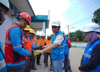 metrodeli/istimewa PENGECEKAN: General Manager PLN UID Sumut, Mundhakir saat melakukan pengecekan fungsi sarung tangan yang digunakan untuk pelaksanaan pekerjaan bertegangan rendah dengan tidak bertegangan di UP3 Siantar, belum lama ini.