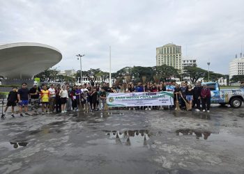 metrodeli/istimewa BERSIH-BERSIH: Komunitas AMCM menggelar aksi bersih-bersih Lapangan Merdeka, Kota Medan, Sabtu, 10 Januari 2026.