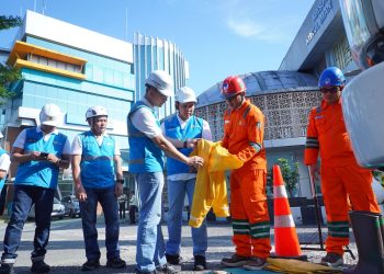 metrodeli/istimewa PASTIKAN : GM PLN UID Sumut Mudhakir memastikan wearpack 20 kV untuk pekerjaan saat bertegangan dalam kondisi baik dan tidak ada kebocoran sehingga aman digunakan di Kantor PLN UID Sumatera Utara, Rabu 14 Januari 2026.