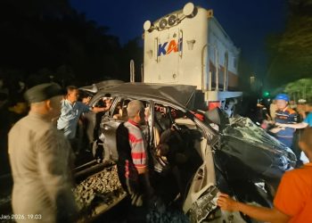 metrodeli/istimewa BERHENTI : Kereta Api Penumpang Seri Bilah Utama berhenti setelah menyeruduk mobil sejauh 500 meter, Rabu 21 Januari 2025.