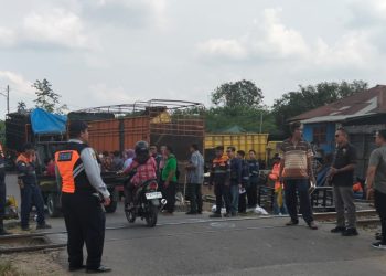 metrodeli/istimewa TURUN : Pejabat PT.KAi Sumut sudah turun ke lokasi guna melakukan penyelidikan sebab-sebab terjadinya kecelakaan sekaligus pekerjaan membangun plang besi di pintu perlintasan kereta api, Kamis 22 Januari 26.