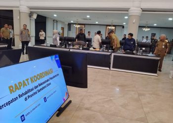 metrodeli/istimewa RAKOR : Gubernur Sumatera Utara (Sumut) Bobby Nasution bersama Wakil Gubernur Sumut Surya, Ketua DPRD Sumut Erni Ariyanti Sitorus, serta para Bupati dan Walikota Se-Sumut serta unsur Forkopimda Sumut melakukan Rapat Koordinasi Percepatan Rehabilitasi dan Rekonstruksi Pascabencana Provinsi Sumut dipimpin oleh Mendagri Tito Karnavian bersama Kepala Badan Nasional Penanggulangan Bencana (BNPB) Suharyanto, serta Wakil Menteri Pemberdayaan Perempuan dan Perlindungan Anak Indonesia Veronica Tan di Aula Raja Inal Siregar lantai 2 Kantor Gubernur Sumut, Jalan Diponegoro Nomor 30, Medan, Senin 12 Januari 2026.