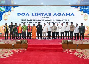 metrodeli/istimewa DOA LINTAS : Wagubsu Surya bersama Pj. Sekdaprov Sumut Sulaiman Harahap menghadiri Doa Lintas Agama untuk Korban Bencana Alam di Sumatera serta Menyambut Tahun Baru 2026 di Aula Tengku Rizal Nurdin, Rumah Dinas Gubernur Sumut, Jalan Sudirman No. 41, Medan, Rabu malam 31 Desember 2025.
