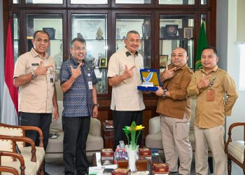 metrodeli/istimewa AUDIENSI: Pj. Sekdaprov Sumut, Sulaiman Harahap menerima audiensi Kepala Balai Besar Pengawas Obat dan Makanan (BPOM) di Medan, Mojaza Sirait di ruang kerja Sekdaprov Sumut, lantai 9 Kantor Gubernur Sumut, Jalan Diponegoro No. 30, Medan, Selasa 6 Januari 2026.