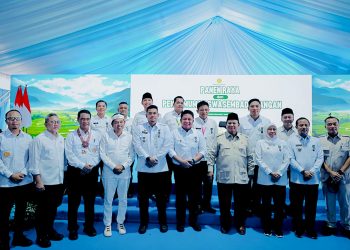 metrodeli/istimewa TANDA KEHORMATAN: Gubsu Muhammad Bobby Afif Nasution menerima tanda kehormatan Satya Lencana Wirakarya dari Presiden Republik Indonesia Prabowo Subianto. Gubernur Bobby merupakan salah satu dari beberapa penerima tanda kehormatan dari Presiden pada Panen Raya dan Pengumuman Swasembada di Kecamatan Cilebar, Karawang, Jawa Barat, Rabu 7 Januari 2026.