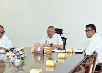 metrodeli/istimewa RAKOR: Pj Sekretaris Daerah Provinsi Sumatera Utara (Sumut) Sulaiman Harahap mengikuti rapat koordinasi progres penyusunan rencana rehabilitasi dan rekonstruksi pascabencana dengan Kemenko Bidang Infrastruktur dan Pembangunan Wilayah RI secara daring melalui aplikasi Zoom meeting di Ruang Kerja Lantai 9 Kantor Gubernur Sumut Jalan Diponegoro Kota Medan, Rabu 7 Januari 2026.