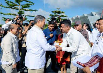 metrodeli/istimewa TANAM POHON : Gubernur Sumatera Utara (Sumut) Muhammad Bobby Afif Nasution turut mengikuti penanaman sejuta pohon bersama dengan Utusan Khusus Presiden Republik Indonesia Hashim Djojohadikusumo di Kompleks Perkampungan Pemuda HKBP Jetun Silangit, Tapanuli Utara (Taput), Minggu 11 Januari 2026.