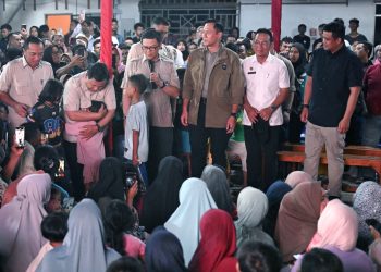 metrodeli/istimewa DAMPINGI: Gubernur Sumatera Utara (Sumut) Muhammad Bobby Afif Nasution mendampingi Presiden Republik Indonesia Prabowo Subianto menyambut tahun baru dengan berbagi kehangatan dan harapan, bersama pengungsi, Kamis (1/1/2026) dini hari, di Posko Darurat Bencana Desa Batuhula, Kecamatan Batangtoru, Kabupaten Tapanuli Selatan.