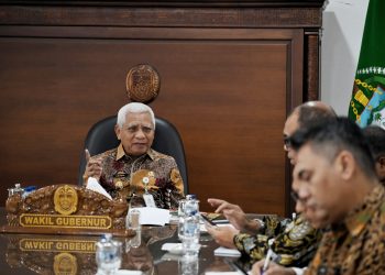 metrodeli/istimewa ZOOM MEETING: Wagubsu H Surya didampingi beberapa Pimpinan OPD Sumut, mengikuti zoom meeting Rapat Koordinasi (Rakor) dalam rangka Pengecekan Indikator Pemulihan Pemerintahan dan Kemasyarakatan Pascabencana di Wilayah Sumatera Utara bersama Menteri Dalam Negeri (Mendagri) Tito Karnavian di Ruang Kerja Wakil Gubernur Kantor Gubernur Sumut, Jalan Diponegoro Nomor 30 Medan, Jumat 9 Januari 2026.