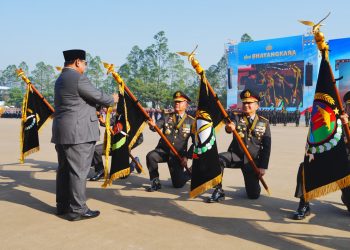 metrodeli/istimewa TANDA KEHORMATAN : Presiden RI Prabowo Subianto memberikan langsung Tanda Kehormatan Nugraha Sakanti kepada Kapolda Sumut Irjen Pol. Whisnu Hermawan Februanto, SIK, MH dalam Upacara Peringatan Hari Bhayangkara ke-80 di Lapangan Satlat Brimob, Cikeas, Bogor, Jawa Barat, Rabu 1 Juli 2026.