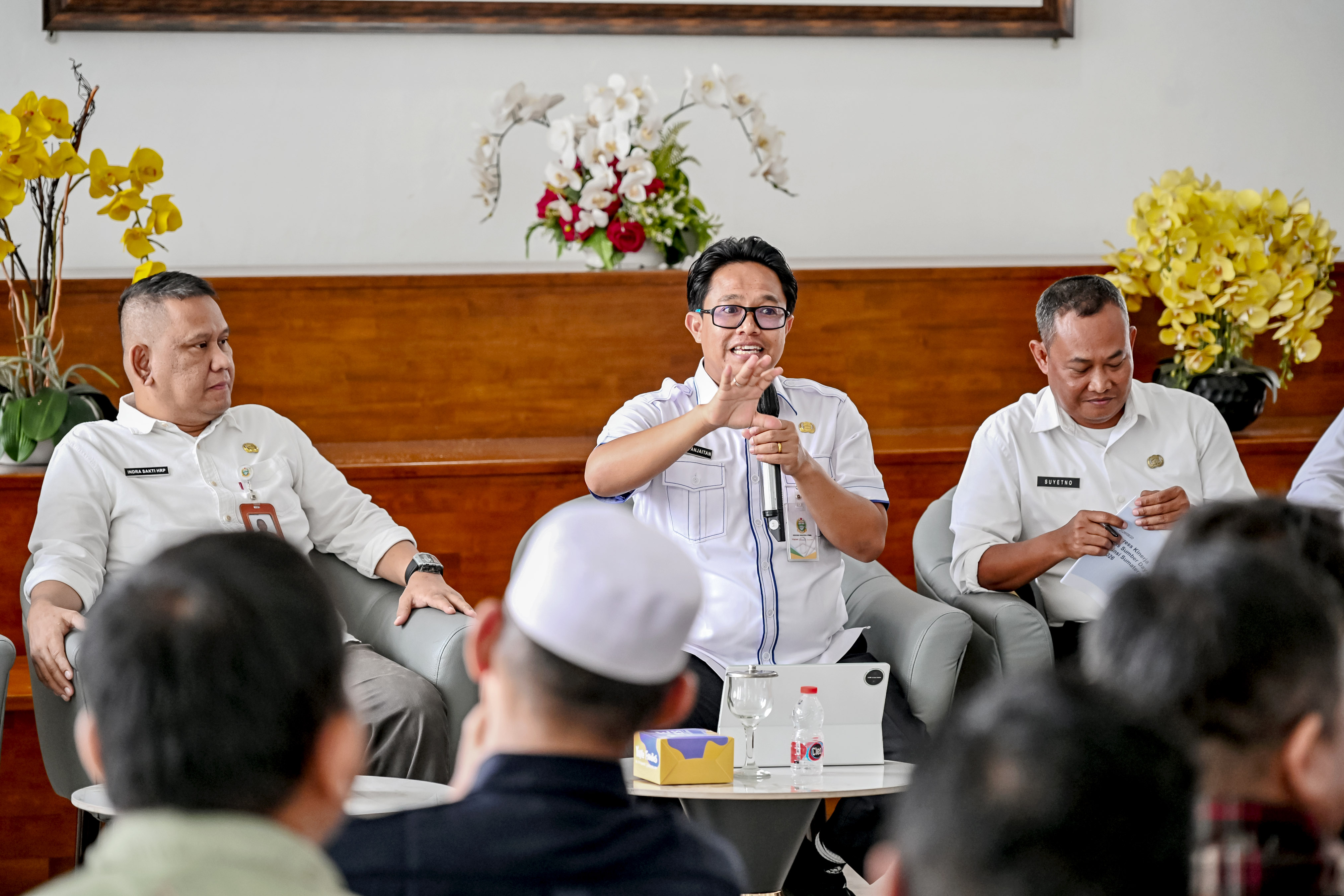 metrodeli/istimewa KETERANGAN PERS : Pelaksana Tugas (Plt) Kepala Dinas Sumber Daya Air (SDA) Sumut Gibson Panjaitan dipandu Kabid IKP Kominfo Sumut Porman Mahulae memberikan keterangan pers kepada awak media terkait sumber daya air di Lobby Dekranasda Provinsi Sumut Kantor Gubernur Medan, Rabu 26 Agustus 2026.