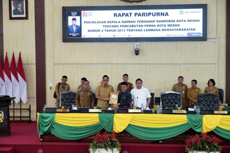 metrodeli/istimewa RANPERDA: Walikota Medan Rico Tri Putra Bayu Waas, mendorong Rancangan Peraturan Daerah (Ranperda) tentang Pencabutan Perda Nomor 2 Tahun 2013 tentang Lembaga Kemasyarakatan dalam Rapat Paripurna DPRD Kota Medan yang berlangsung di Gedung DPRD kota Medan, Senin 10 Agustus 2026.