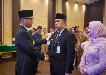 metrodeli/istimewa LANTIK : Walikota Medan Rico Waas saat melantik dan mengambil sumpah Erfin Fahrurrazi sebagai Penjabat Sekda Kota Medan di Ruang Rapat III Kantor Wali Kota Medan, Selasa 11 Agustus 2026..