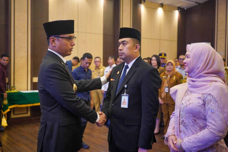 metrodeli/istimewa LANTIK : Walikota Medan Rico Waas saat melantik dan mengambil sumpah Erfin Fahrurrazi sebagai Penjabat Sekda Kota Medan di Ruang Rapat III Kantor Wali Kota Medan, Selasa 11 Agustus 2026..