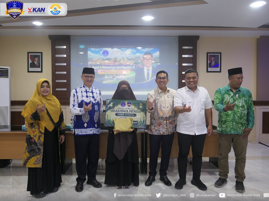 metrodeli/bardansyah BEASISWA: H. Muhammad Kokot Nasution bersama pimpinan Universitas Medan Area (UMA) menyerahkan Beasiswa Penuh Tahfiz Al-Qur’an kepada mahasiswa Fakultas Agama Islam UMA, Selasa 4 Agustus 2026.