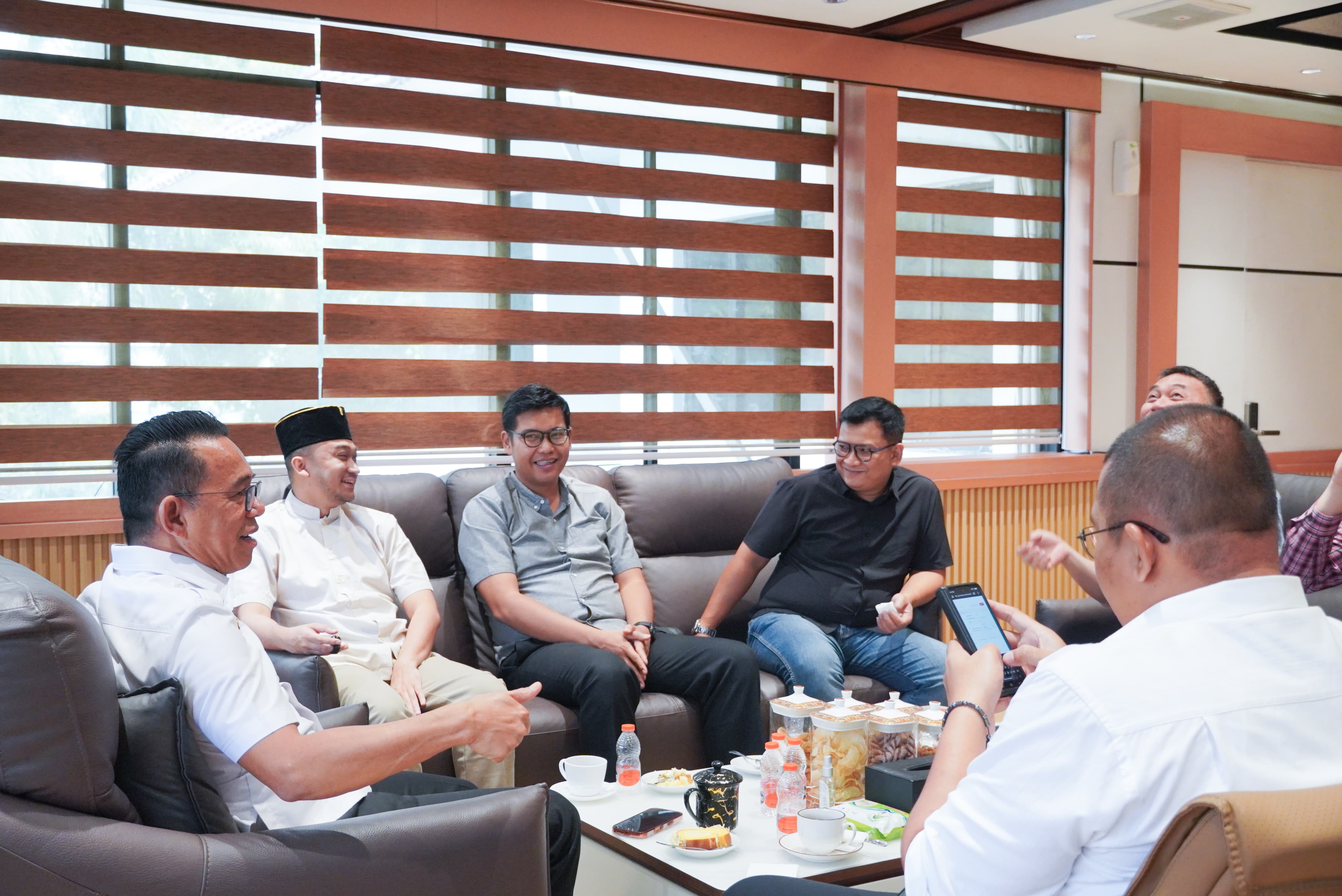 metrodeli/istimewa AUDIENSI : Wakil Walikota Medan, H Zakiyuddin Harahap, menerima audiensi dari Sultan Deli ke-14, Sultan Mahmud Aria Lamantjiji Perkasa Alam Shah di Balai Kota, Rabu 12 Agustus 2026.