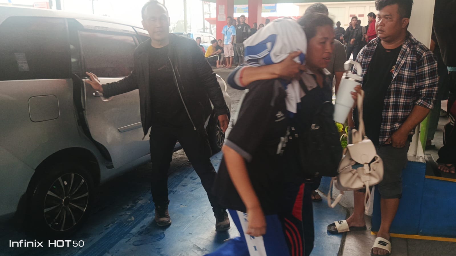 metrodeli/istimewa KERACUNAN MBG: Terlihat siswa dan siswi SMA Negeri 1 Berastagi, Kabupaten Karo, diduga mengalami keracunan setelah mengonsumsi makanan dalam program Makan Bergizi Gratis (MBG), di evakuasi di salah satu rumah sakit terdekat, RS Efarina Etaham Berastagi, Kamis 13 Agustus 2026.