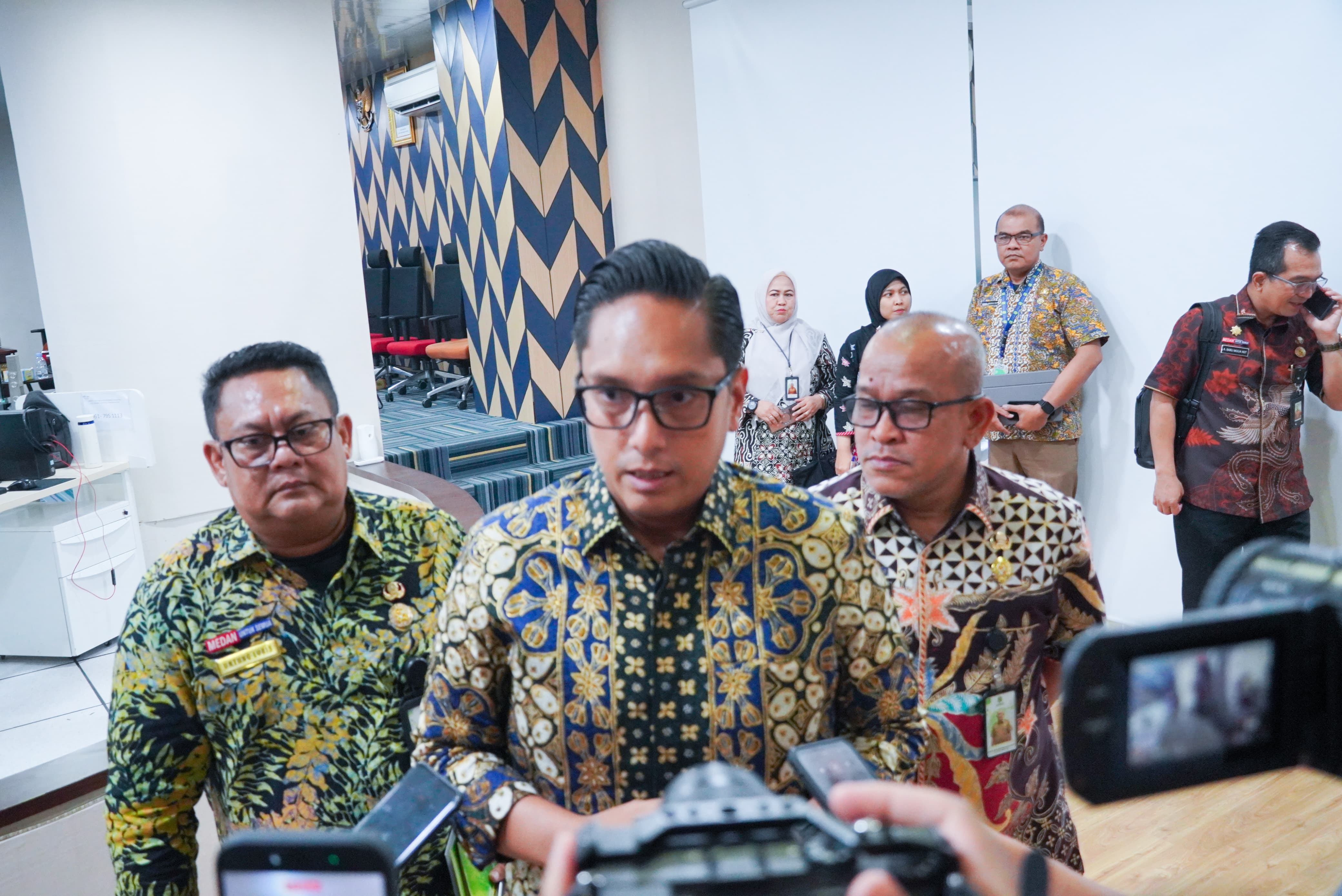 metrodeli/istimewa RAKOR: Walikota Medan Rico Tri Putra Bayu Waas, usai mengikuti Rapat Koordinasi (Rakor) Pemantauan dan Optimalisasi Peran Pemda sesuai Perpres No. 115 tentang Tata Kelola Penyelenggaraan Program Makan Bergizi Gratis (MBG) secara daring di ruang Command Center Kantor Walikota, Kamis 13 Agustus 2026.
