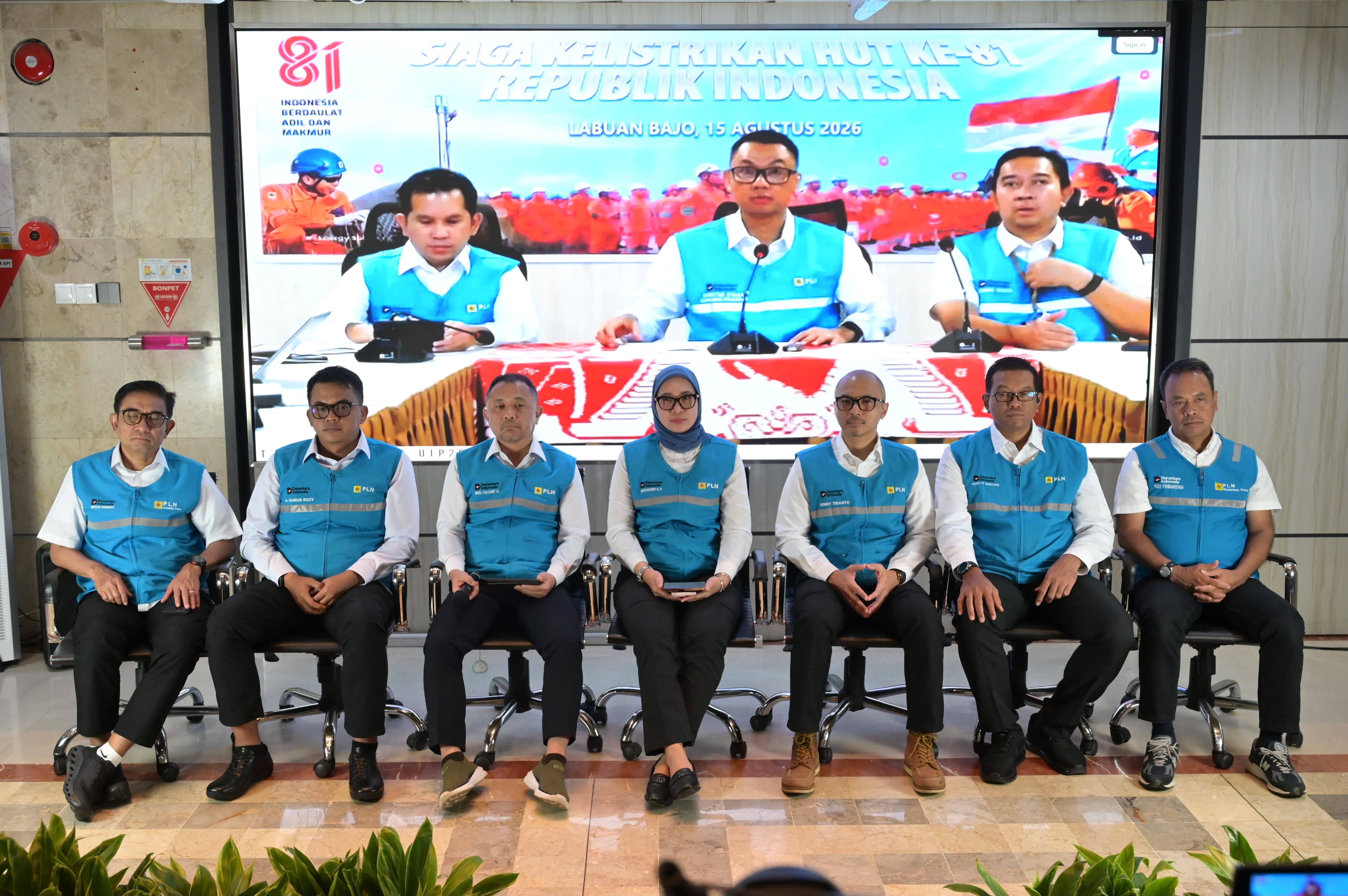 metrodeli/istimewa KONFERENSI PERS: Suasana konferensi pers siaga kelistrikan HUT ke-81 Kemerdekaan RI yang dilaksanakan _hybrid_ di PLN Unit Induk Pusat Pengatur Beban Jawa, Madura, dan Bali (UIP2B Jamali), Depok, Jawa Barat, dan PLN Unit Pelayanan Pelanggan Flores Bagian Barat, Manggarai Barat, Sabtu 15 Agustus 2026 malam, dihadiri Direktur Utama PLN, Darmawan Prasodjo (tengah pada layar), Direktur Transmisi dan Perencanaan Sistem PLN, Daniel Karmel Fernando Tampubolon (kiri pada layar), Direktur Retail dan Niaga PLN, M. Fahrur Rozy (kedua dari kiri), Direktur Manajemen Pembangkitan PLN, Rizal Calvary Marimbo (ketiga dari kiri), Direktur Distribusi PLN, Arsyadany G. Akmalaputri (tengah), Direktur Manajemen Risiko PLN, Denny Triyanto (ketiga dari kanan), Direktur Keuangan PLN, Sulistyo Biantoro (kedua dari kanan), Direktur Utama PLN Indonesia Power, Bernadus Sudarmanta (paling kiri), Direktur Utama PLN Nusantara Power, Rully Firmansyah (paling kanan), dan Executive Vice President Operasi Distribusi Sulawesi, Maluku, Papua, dan Nusa Tenggara PLN, Sugeng Widodo (kanan pada layar).