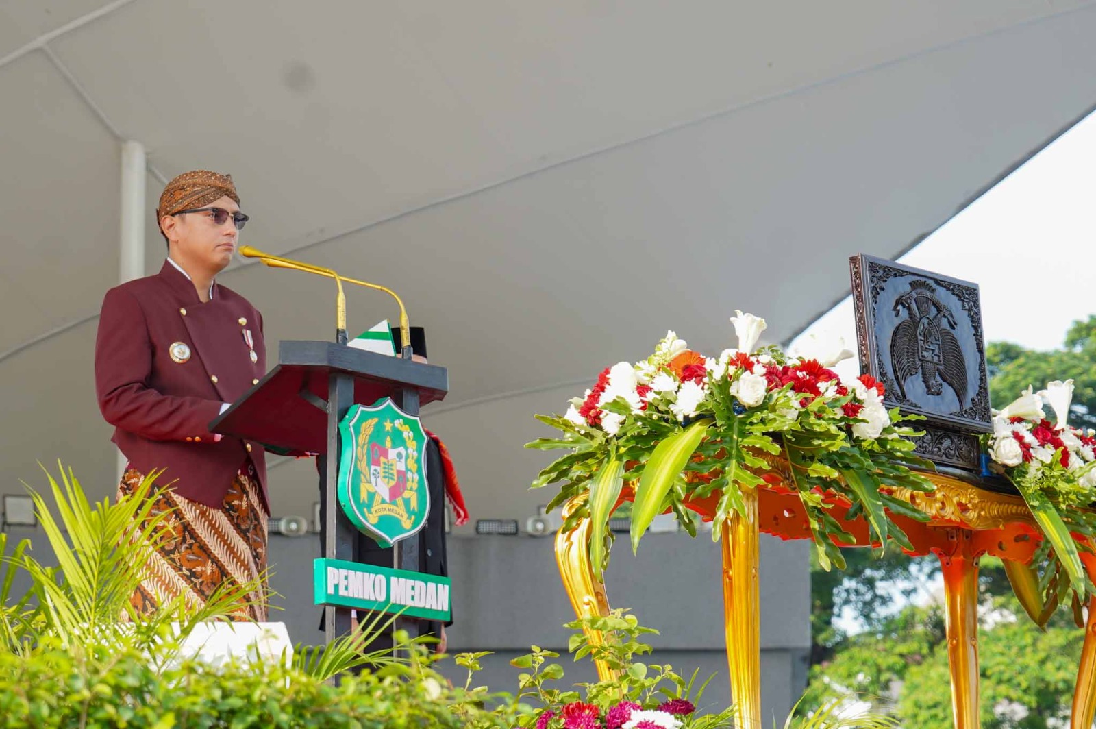 metrodeli/istimewa PIMPIN UPACARA : Walikota Medan Rico Tri Putra Bayu Waas mengenakan busana adat tradisional Jawa saat memimpin jalannya Upacara Peringatan HUT ke-81 Kemerdekaan RI di Lapangan Merdeka Medan, Senin 17 Agustus 2026.