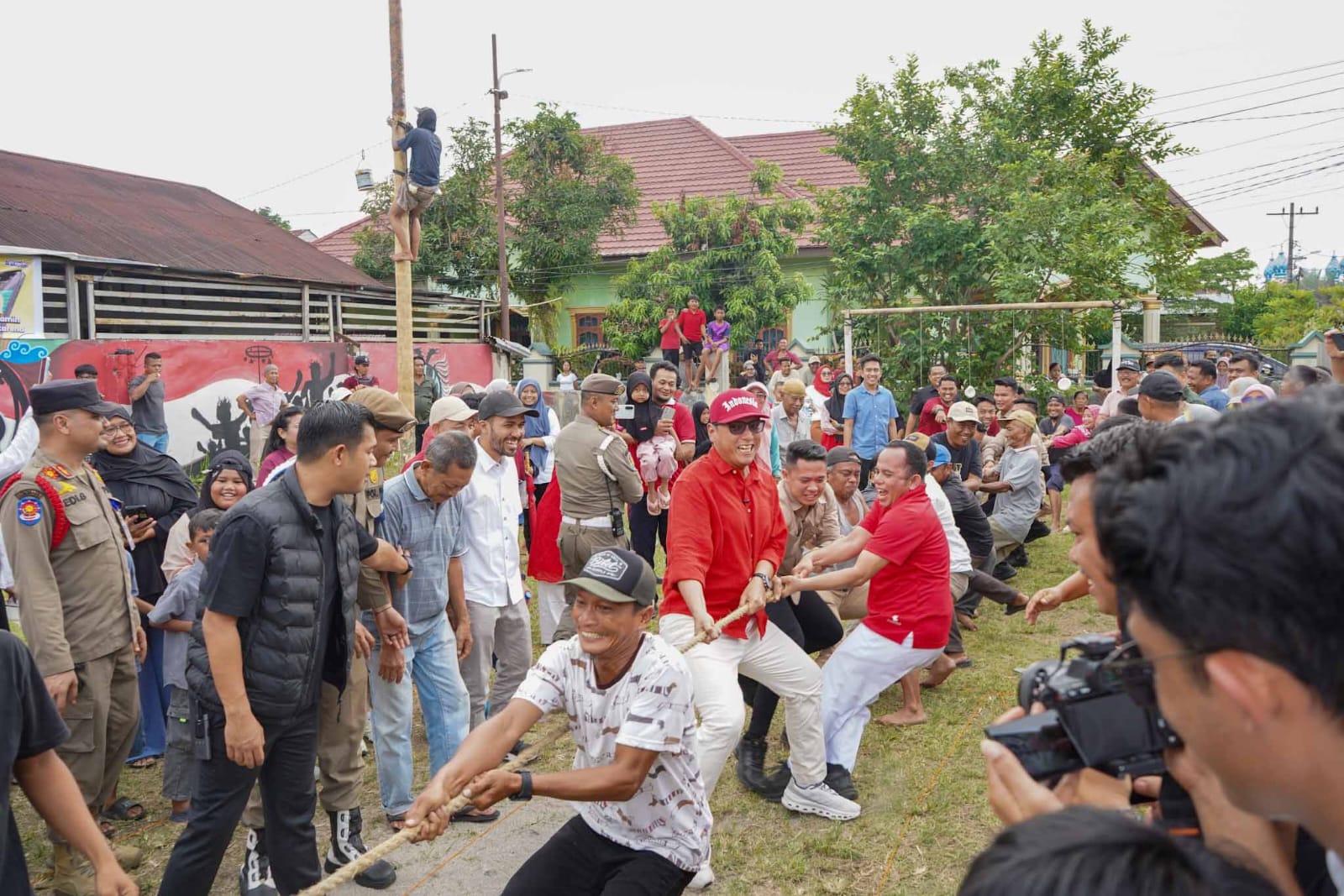 metrodeli/istimewa PERLOMBAAN RI : Walikota Medan Rico Tri Putra Bayu Waas mengikuti perlombaan tarik tambang dalam menyemarakkan HUT Ke-81 Kemerdekaan RI di Lingkungan 9, Kelurahan Harjosari 2, Kecamatan Medan Amplas, Senin 17 Agustus 2026,
