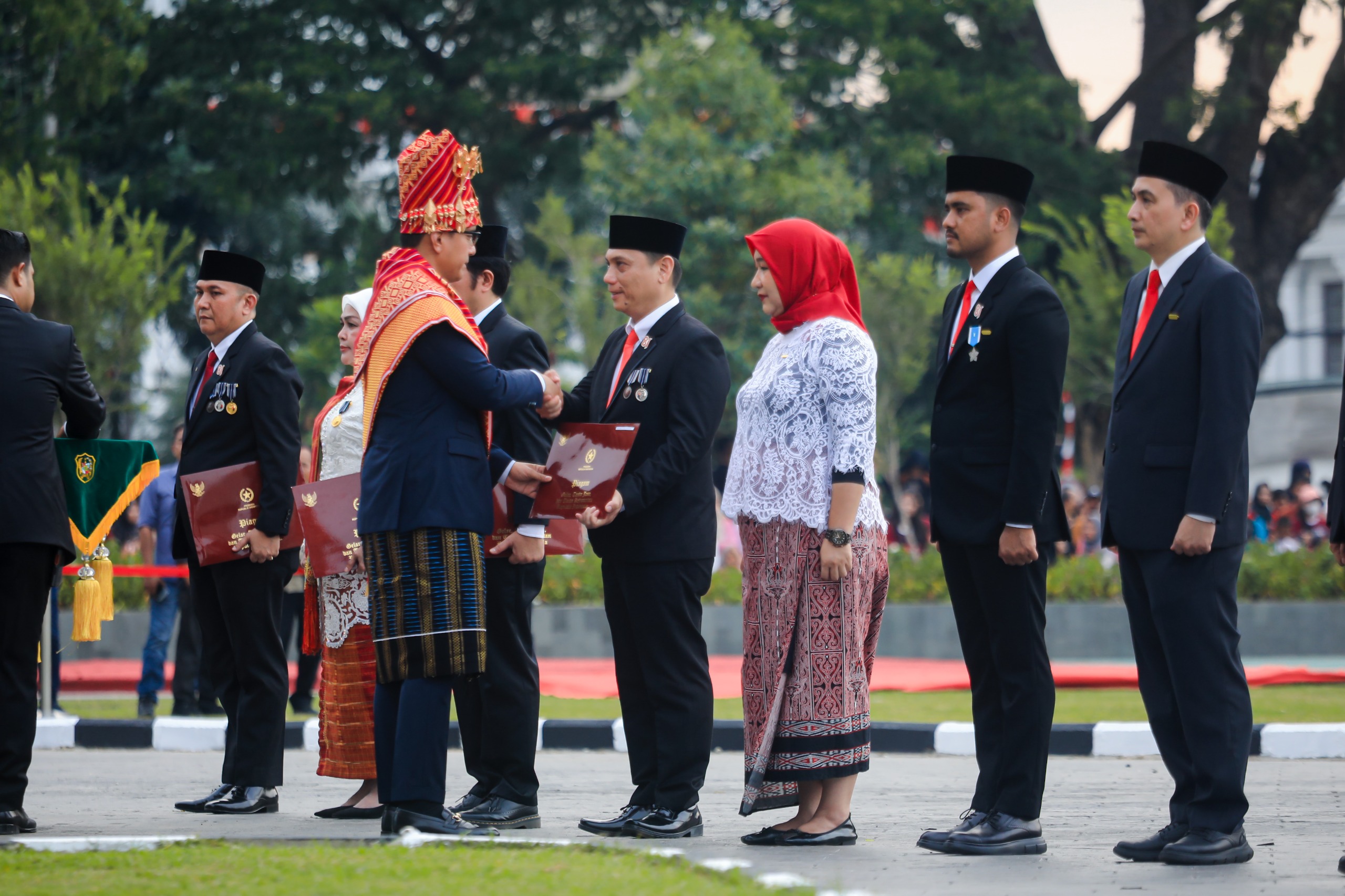 metrodeli/istimewa SERAHKAN : Walikota Medan Rico Tri Putra Bayu Waas menyerahkan Tanda Kehormatan Satyalancana Karya Satya yang dianugerahkan Presiden Republik Indonesia (RI) Prabowo Subianto kepada Kadis Komunikasi dan Informatika (Kominfo) Kota Medan, Arrahmaan Pane S STP MAP di Lapangan Merdeka Medan, Senin 17 Agustus 2026.