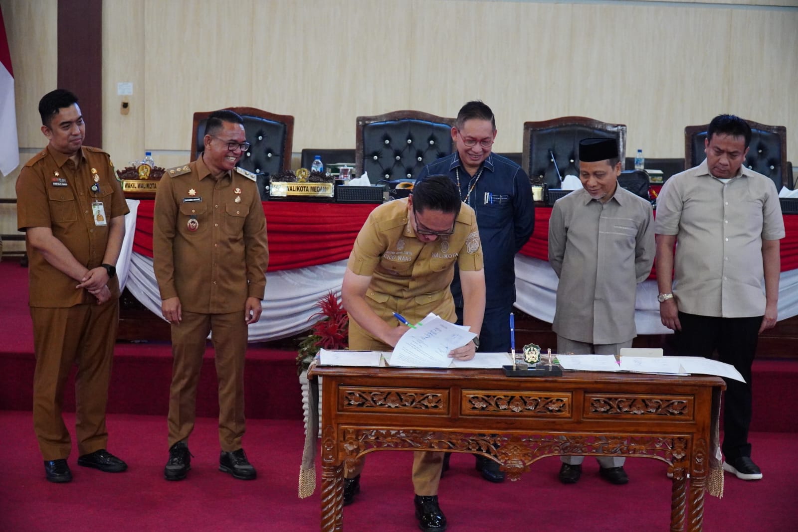 metrodeli/istimewa RAPAT : Rapat paripurna yang dipimpin langsung Ketua DPRD Kota Medan Wong Chun Sen ini, dihadiri langsung Walikota Medan Rico Tri Putra Bayu Waas, Wakil Walikota H. Zakiyuddin Harahap, Pj Sekda Erfin Fahrurrazi, jajaran pimpinan perangkat daerah beserta para Camat di Gedung DPRD, Selasa 18 Agustus 2026.