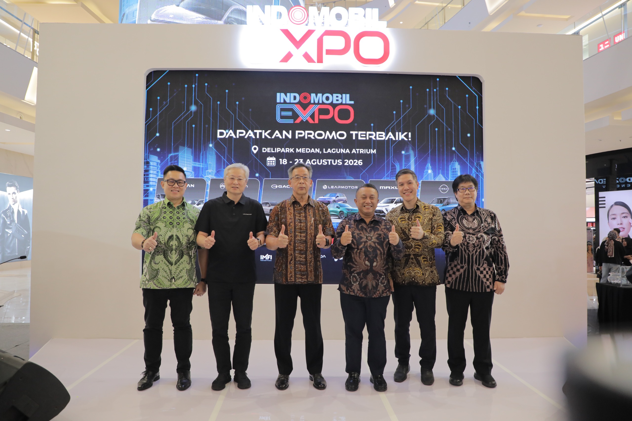 metrodeli/istimewa KOLABORASI : General Manager PLN UID Sumatera Utara Rizky Mochamad bersama CEO INDOMOBIL Dealership Group Santiko Wardoyo dan jajaran berfoto bersama pada INDOMOBIL Expo Medan 2026 di DeliPark Mall Medan, Selasa 18 Agustus 2026. Kolaborasi PLN dan industri otomotif menjadi bagian penting dalam memperkuat ekosistem kendaraan listrik di Sumatera Utara.