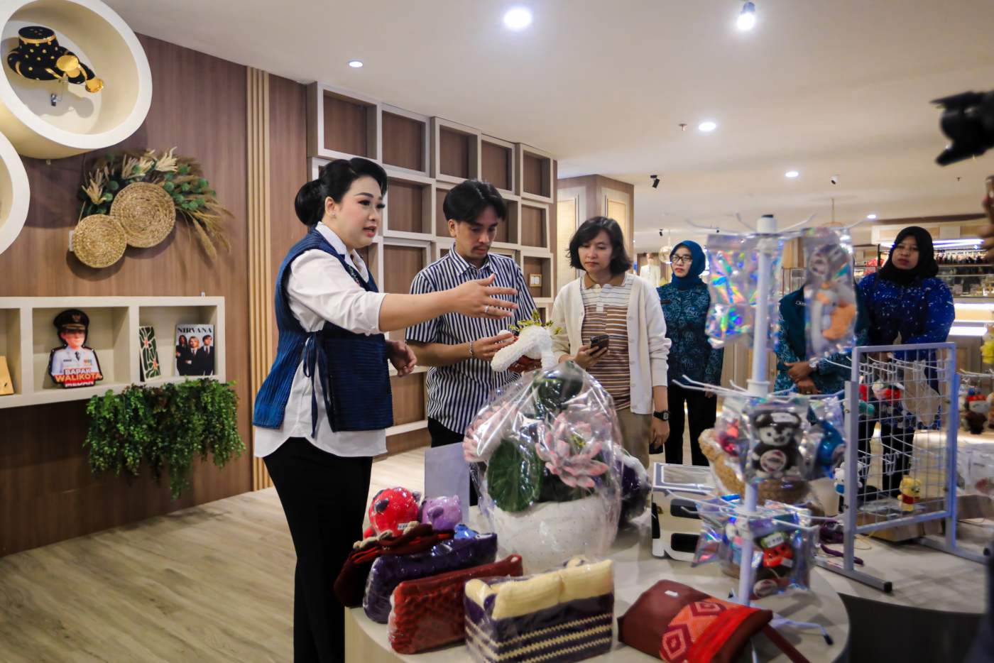 metrodeli/istimewa PANGGUNG RITEL : Produk UMKM Kota Medan kini berpeluang tampil di panggung ritel global setelah Ketua Dekranasda Kota Medan Airin Rico Waas, memboyong langsung tim Uniqlo untuk mengurasi produk-produk lokal unggulan di Mal Pelayanan Publik (MPP) Kota Medan, Kamis 20 Agustus 2026.