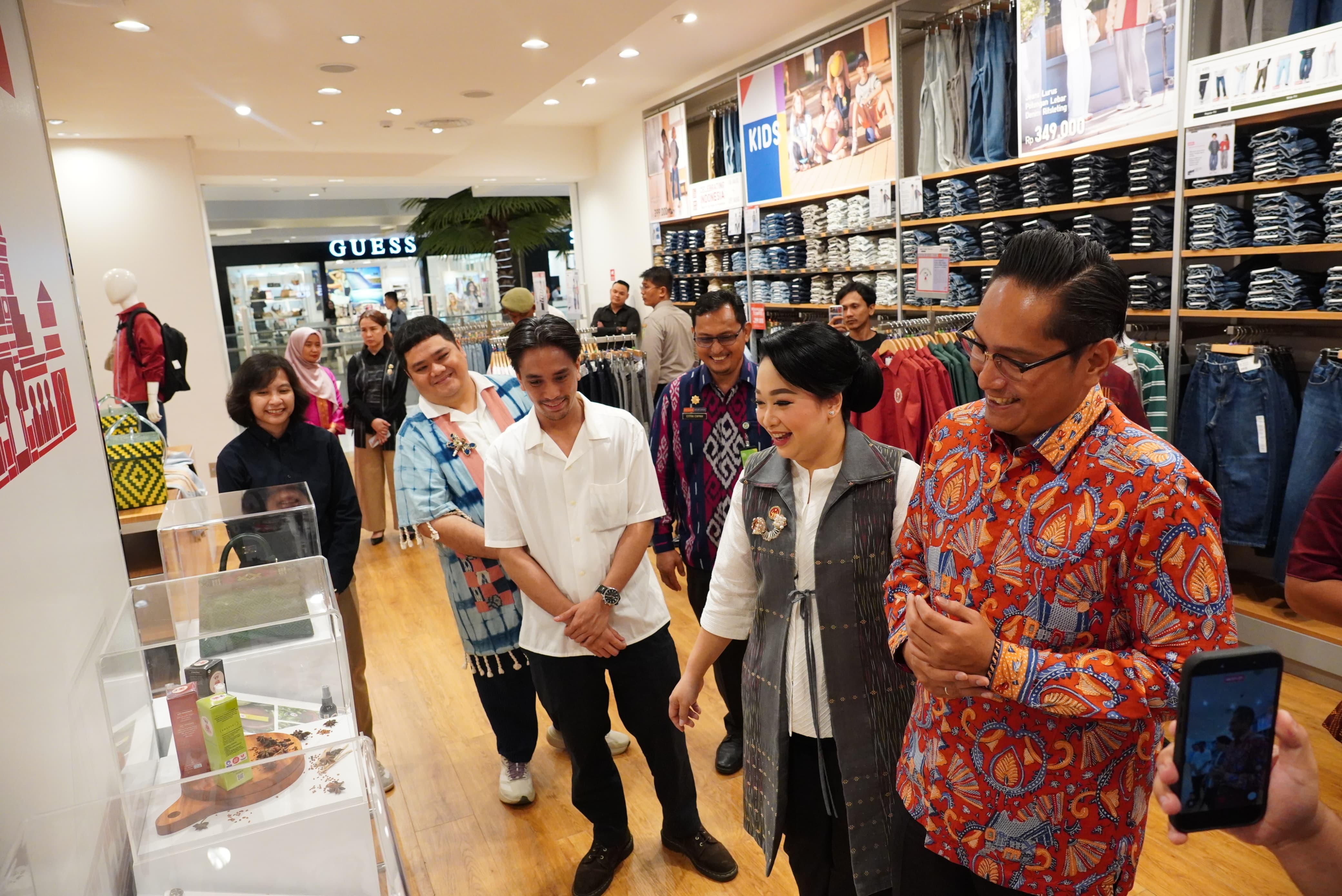 metrodeli/istimewa RESMIKAN : Walikota Medan Rico Tri Putra Bayu Waas, bersama Ketua Dekranasda Kota Medan Airin Rico Waas meresmikan langsung peluncuran Uniqlo Neighborhood Collaboration , Jumat 21 Agustus 2026.