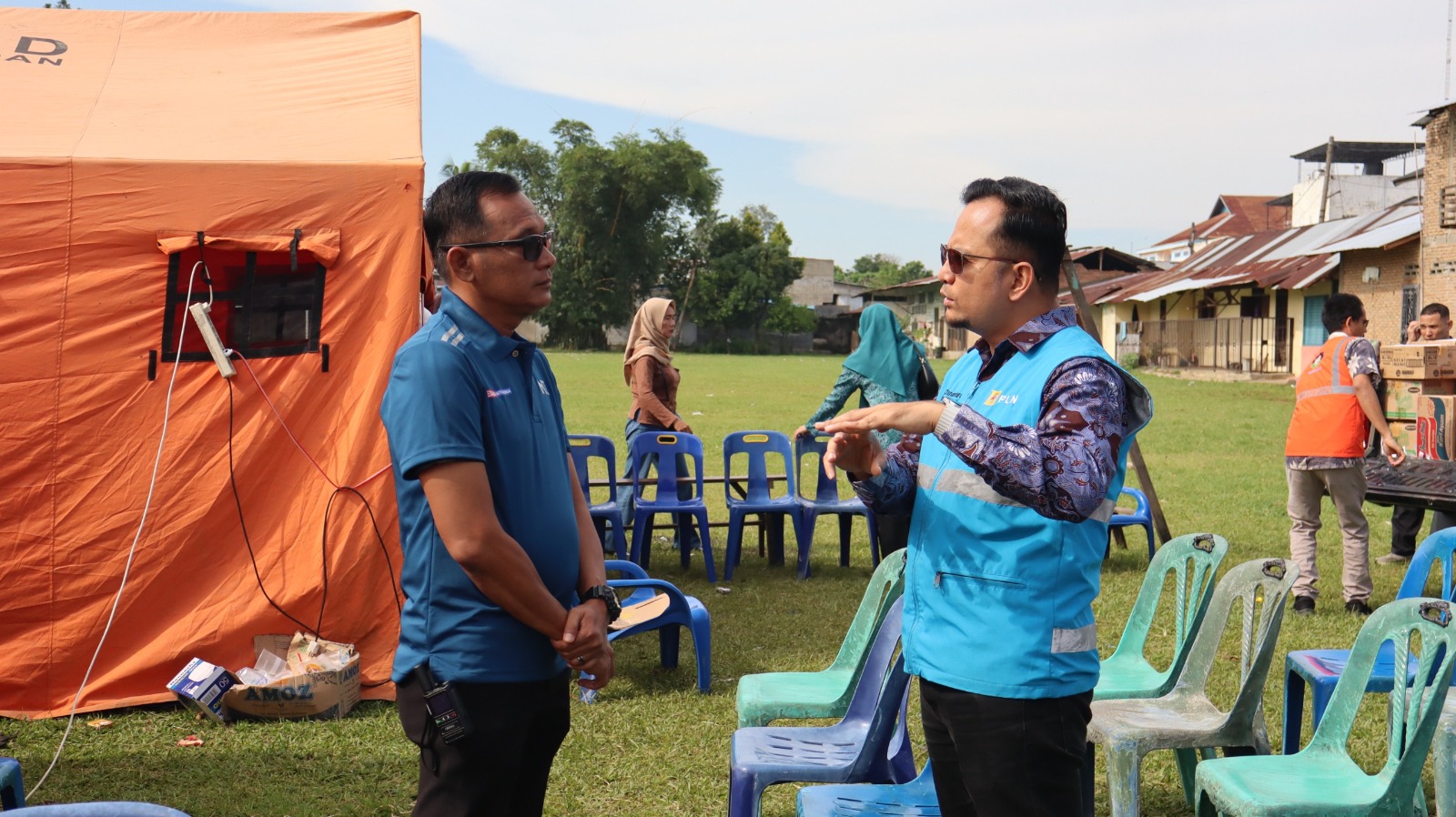 metrodeli/istimewa BERBINCANG: Manager PLN UP3 Medan, M. Harryadi Poel saat berbincang dengan Lurah Suka Maju, Muhammad Iqbal Samosir, S.E., M.AP. di lokasi pengungsian, Jumat 21 Agustus 2026.