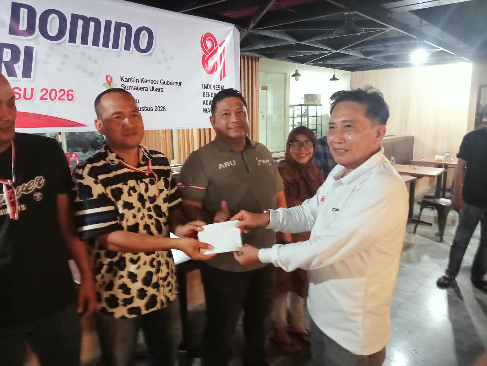 metrodeli/istimewa JUARA TURNAMEN: Ketua DK FWP Khairul Muslim menyerahkan hadiah Kepada Juara III pasangan para pemenang Turnamen Domino HUT ke-81 Kemerdekaan RI FWP di penghujung acara, Sabtu 22 Agustus 2026 sore.