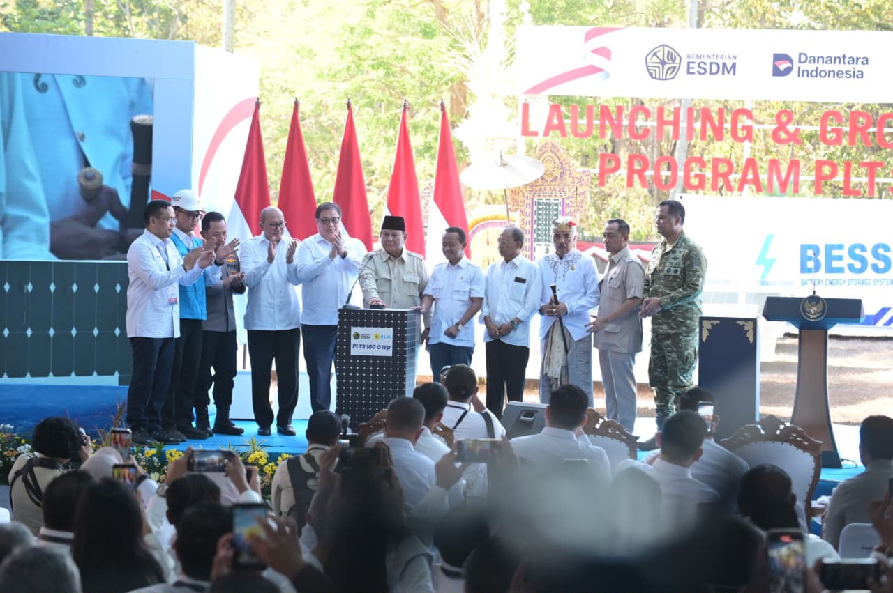 metrodeli/istimewa SIMBOLIS : Presiden Republik Indonesia, Prabowo Subianto (tengah) secara simbolis melakukan penekanan tombol dalam Launching & Groundbreaking Program PLTS 100 GWp di Gilimanuk, Bali pada Selasa 25 Agustus 2026. Keterangan foto: Menteri ESDM, Bahlil Lahadalia (kelima dari kanan), Menteri Koordinator Bidang Perekonomian, Airlangga Hartarto (kelima dari kiri), Menteri Investasi dan Hilirisasi/Kepala BKPM, Rosan Perkasa Roeslani (keempat dari kiri), Kepala Kepolisian Negara Republik Indonesia, Listyo Sigit Prabowo (ketiga dari kiri), Direktur Utama PLN, Darmawan Prasodjo (kedua dari kiri), Direktur Utama Pertamina, Simon Aloysius Mantiri (kiri), Gubernur Bali, I Wayan Koster (keempat dari kanan), Ketua Majelis Desa Adat Provinsi Bali, Ida Panglingsir Agung Putra Sukahet (ketiga dari kanan), Menteri Sekretaris Negara, Prasetyo Hadi (kedua dari kanan), dan Wakil Panglima TNI, Tandyo Budi Revita (kanan).