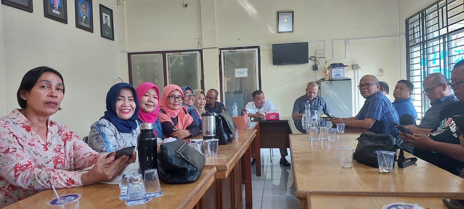 metrodeli/istimewa PERSIAPAN KONFERENSI : Ketua PWI Sumut H Farianda Putra Sinik didampingi SR Hamonangan Panggabean, Ketua Panitia Konferensi Rifki Warisan serta pengurus lainnya di antaranya Ketua SC Dr Taufik Walhidayah, Sekretaris Panitia SC Dr Fahrurrozi, Wakil Sekretaris Riza Mulyadi serta lainnya Sugiatmo, Amru Lubis, David Swayana dan lainnya di kantor PWII di kantor PWI Sumut, Kamis 27 Agustus 2026.