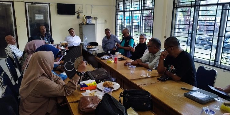metrodeli/istimewa
RAPAT PERSIAPAN ajaran pengurus PWI Sumut telah mengelar rapat pembentukan kepanitiaan dalam konferensi PWI Sumut awal Nopember 2026 nanti.