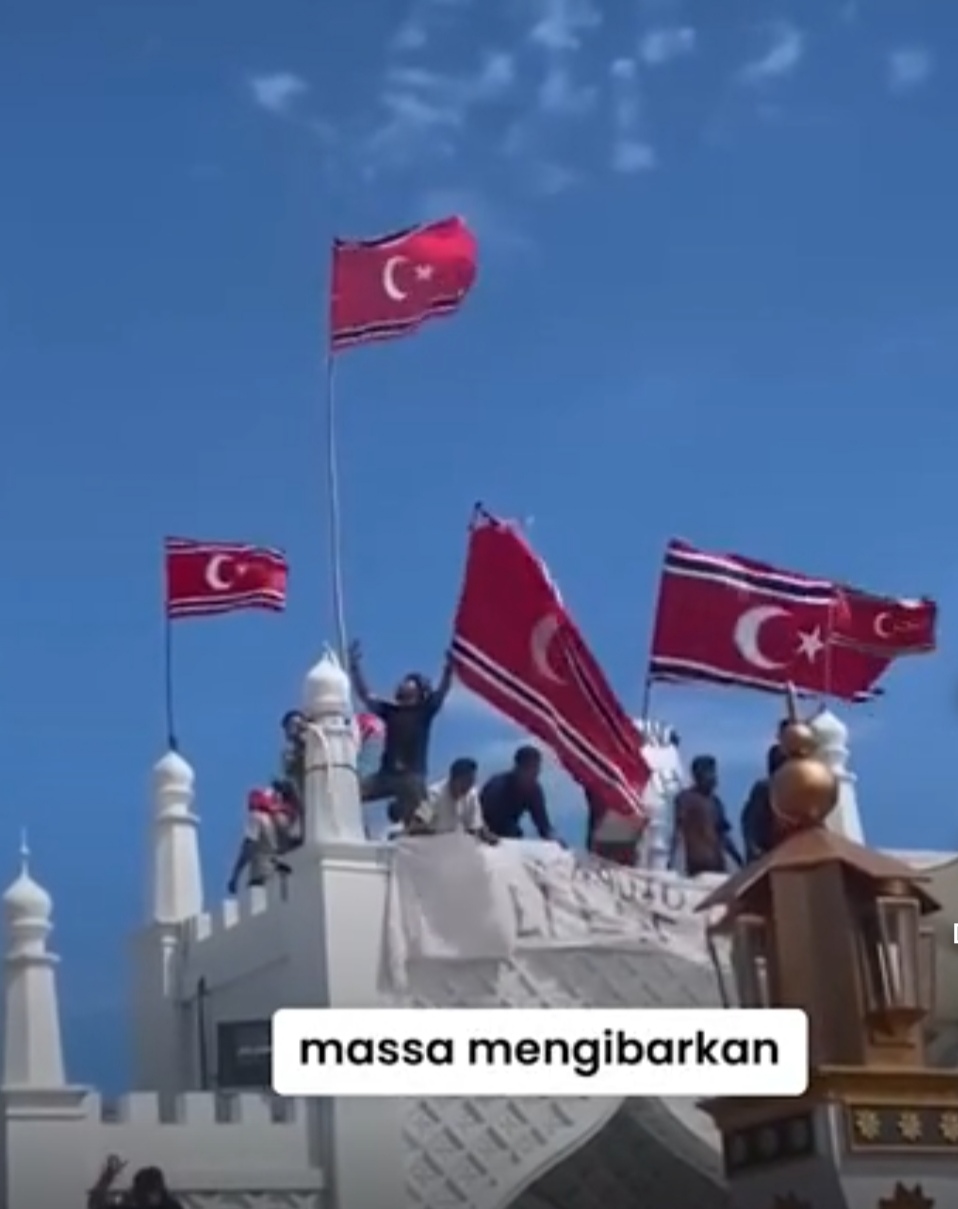 metrodeli/istimewa RICUH : Sejumlah warga dan aparat keamanan terluka dalam kericuhan di kawasan Masjid Raya Baiturrahman, Banda Aceh, Sabtu 15 Agustus 2026. Kericuhan terjadi sekitar pukul 11.20 WIB, setelah rangkaian doa tolak bala, zikir, dan orasi dalam rangka memperingati 21 tahun Hari Damai Aceh selesai digelar. (serambi.com)