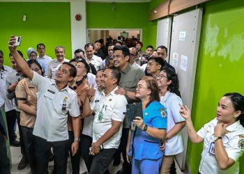 metrodeli/istimewa TINJAU: Gubernur Sumatera Utara (Sumut) Muhammad Bobby Afif Nasution di dampingi sejumlah OPD meninjau Rumah Sakit Umum Daerah dan sejumlah pasien di RSUD Thomsen Gunungsitoli, Nias, baru-baru ini.