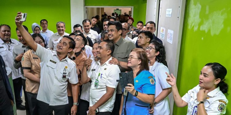 metrodeli/istimewa TINJAU: Gubernur Sumatera Utara (Sumut) Muhammad Bobby Afif Nasution di dampingi sejumlah OPD meninjau Rumah Sakit Umum Daerah dan sejumlah pasien di RSUD Thomsen Gunungsitoli, Nias, baru-baru ini.