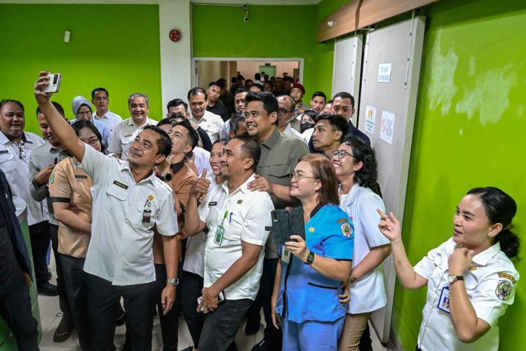 metrodeli/istimewa TINJAU: Gubernur Sumatera Utara (Sumut) Muhammad Bobby Afif Nasution di dampingi sejumlah OPD meninjau Rumah Sakit Umum Daerah dan sejumlah pasien di RSUD Thomsen Gunungsitoli, Nias, baru-baru ini.