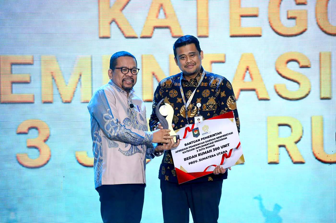metrodeli/istimewa PENGHARGAAN : Gubernur Sumut Muhammad Bobby Afif Nasution menerima penghargaan pada acara Apresiasi Pemerintah Daerah 2026 Batch II, yang digelar di Batam, Kepulauan Riau, Rabu 12 Agustus 2026. Pemerintah Provinsi (Pemprov) Sumut berhasil meraih penghargaan sebagai Terbaik I tingkat Provinsi, kategori Implementasi Program 3 Juta Rumah.