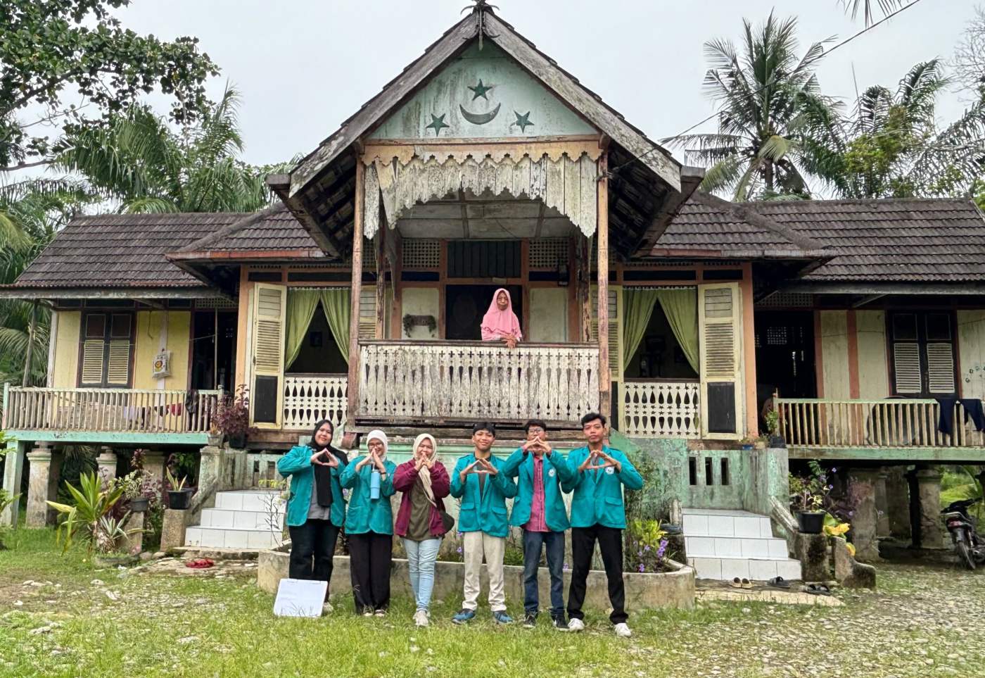 metrodeli/istimewa Tim penelitian diketuai Fajar Ridwan Syah Putra Gultom dari Program Studi Pendidikan Sejarah dengan anggota Dona Febriana Pulungan dan Valentino Manalu dari Pendidikan Sejarah, Viony Nazwa Hasyifa Hasibuandari Program Studi Arsitektur, serta Ahmad Fauzi Sinurayadari Pendidikan Geografi berfoto bersama di salah satu rumah panggung di Langkat, belum lama ini.