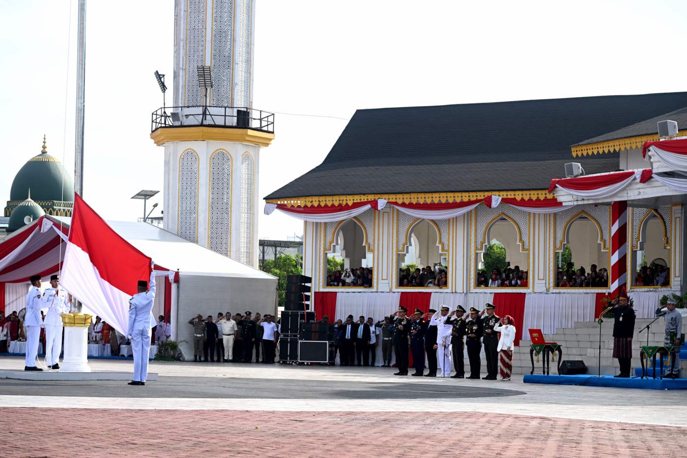 metrodeli/istimewa UPACARA BENDERA : Gubernur Sumatera Utara (Sumut) Muhammad Bobby Nasution saat menjadi inspektur Upacara Pengibaran Bendera Merah Putih dalam rangka Peringatan Hari Kemerdekaan ke-81 Republik Indonesia, di Lapangan Astaka Jalan Williem Iskandar Kecamatan Percutseituan Deliserdang, Senin 17 Agustus 2026.