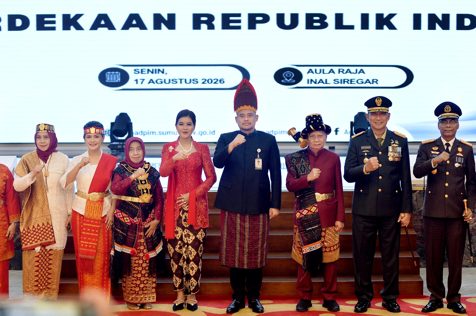 metrodeli/istimewa DETIK-DETIK PROKLAMASI: Gubernur Sumatera Utara (Sumut) Bobby Nasution bersama Wakil Gubernur (Wagub) Sumut Surya berserta Forum Koordinasi Pimpinan Daerah (Forkopimda) Provinsi Sumut mengikuti Upacara Peringatan Detik-detik Proklamasi Kemerdekaan Republik Indonesia melalui siaran langsung dari Halaman Istana Merdeka Jakarta di Aula Raja Inal Siregar Lantai 2 Kantor Gubernur Sumut Jalan Diponegoro Kota Medan, Senin 17 Agustus 2026.