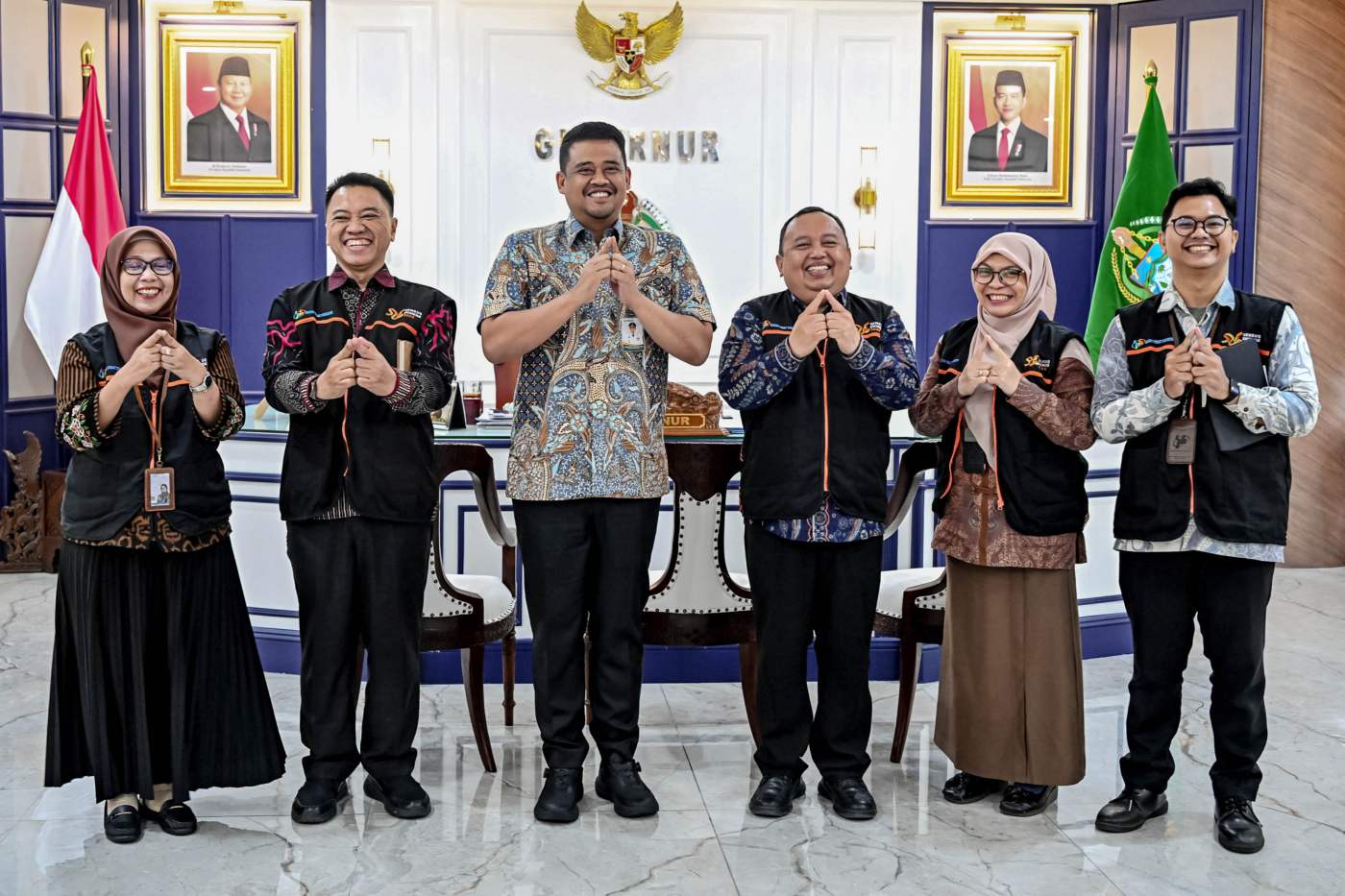 metrodeli/istimewa SENSUS : Gubernur Sumatera Utara (Sumut) Muhammad Bobby Afif Nasution menerima kedatangan petugas Sensus Ekonomi 2026 di Ruang Kerja Gubernur Sumut, Kantor Gubernur Sumut, Jalan Pangeran Diponegoro Nomor 30 Medan, Jumat 21 Agustus 2026. Para petugas yang mengenakan rompi bertuliskan “Petugas Sensus Ekonomi 2026” melakukan pendataan dan verifikasi informasi terkait kondisi sosial ekonomi.