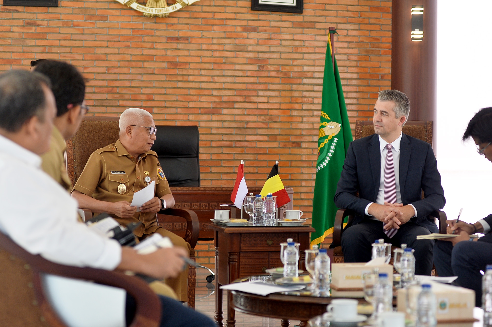 metrodeli/istimewa KUNJUNGAN : Wakil Gubernur Sumatera Utara (Sumut) Surya menerima kunjungan Duta Besar Kerajaan Belgia untuk Indonesia Mr. David Jordens di Ruang Kerja Lantai 9 Kantor Gubernur Sumut Jalan Diponegoro Kota Medan, Senin (24/8). Pertemuan tersebut membahas berbagai peluang investasi di Sumut khususnya bidang perkebunan.