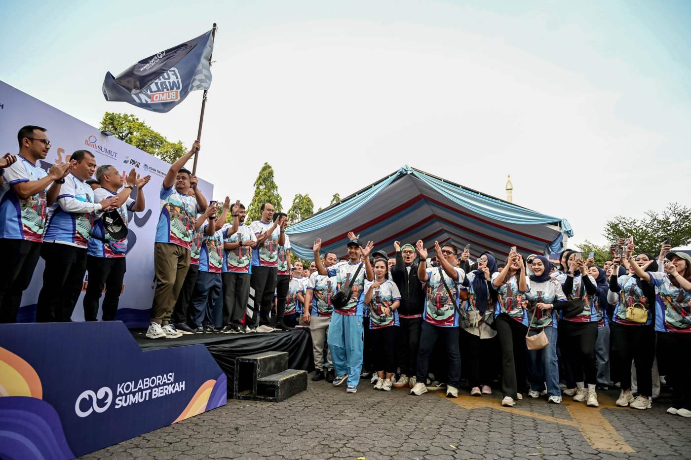 metrodeli/istimewa FUNWALK : Gubernur Sumatera Utara (Sumut) Muhammad Bobby Afif Nasution didampingi OPD dan Dirut BUMD melepas peserta Fun Walk BUMD dan ikut memeriahkan Semarak Fun Walk BUMD yang berlangsung di lapangan parkir gedung kantor Bank Sumut, di Jalan Imam Bonjol Medan, Sabtu 22 Agustus 2026.